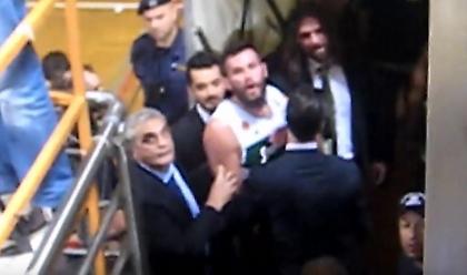 Η ένταση Πεδουλάκη-Φώτση με οπαδούς στη φυσούνα (video)