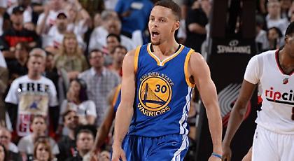 Υποκλίθηκαν στον «εξωγήινο» Κάρι (video)