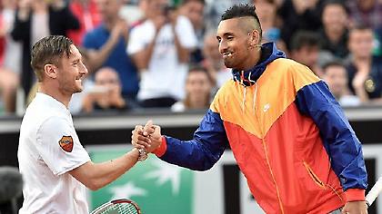 Ο Τότι συμπαίκτης του Κύργιος σε αγώνα τένις (pics&video)