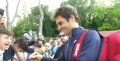 Εκστασιασμένος fan προκαλεί γέλιο στον Φέντερερ (video)