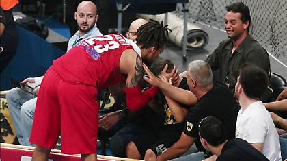 Ο Χάκετ φίλησε μικρό φίλο της ΑΕΚ (video)