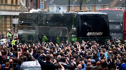 Επικό: Δείτε πώς αντέδρασαν στην επίθεση με μπουκάλια οι παίκτες της Γιουνάιτεντ! (video)