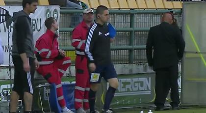 Απίστευτο: «Τύφλα» διαιτητής δεν ξέρει πού πατάει και πού βρίσκεται (video)