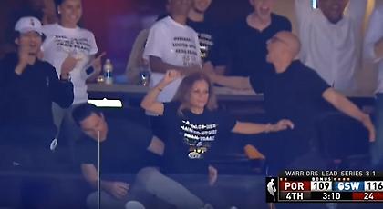 Ποιος είναι αυτός που πασπατεύει τη μαμά του Στεφ Κάρι; (video)