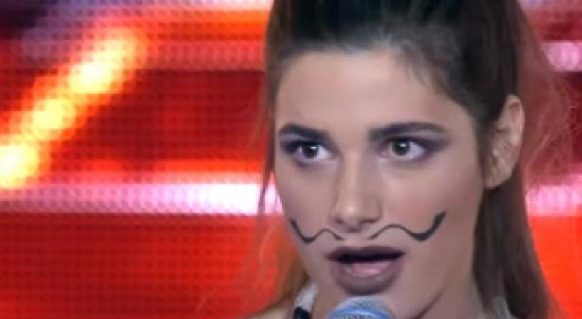 X-Factor Chair Challenge: Η ερμηνεία που πέρασε την παίκτρια με το μουστάκι στα live!
