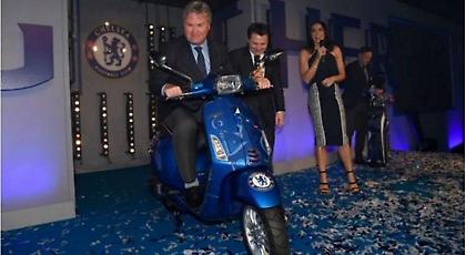 Απίστευτη σκηνή: Η Τσέλσι έκανε δώρο στον Χίντινκ μια... βέσπα!