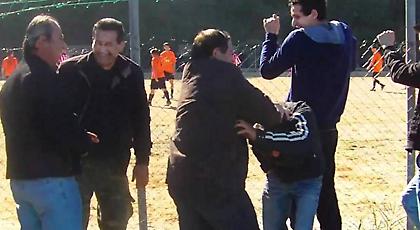 Υπάρχουν και ωραία μπινελίκια στο γήπεδο! (video)