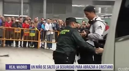 Επίθεση αγάπης από πιτσιρικά σε Κριστιάνο (video)