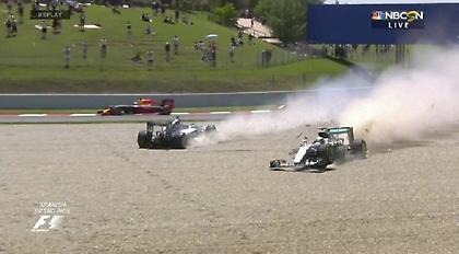 Απίστευτο! Συγκρούστηκαν και έμειναν εκτός αγώνα οι δύο Mercedes! (video)