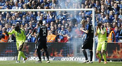 Κροτίδα διέκοψε το βελγικό ντέρμπι - «Ντροπή σου» φώναζαν οι οπαδοί σ' αυτόν που την πέταξε (video)