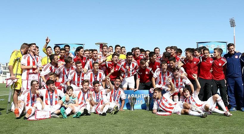 Έτσι γιόρτασαν το δεύτερο σερί πρωτάθλημα οι νέοι του Ολυμπιακού! (video)