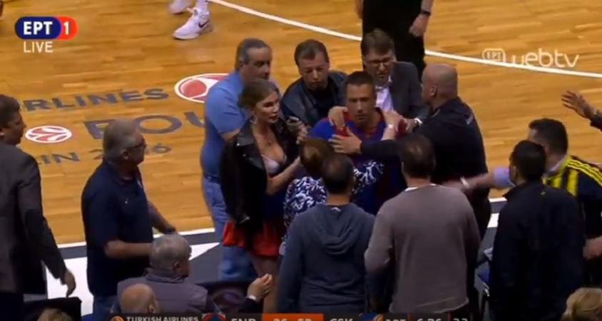 Παραλίγο ξύλο μεταξύ Ρώσων και Τούρκων στο… παρκέ (video)