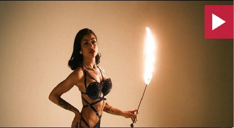 Βίντεο: Αυτή είναι η πιο σέξι ζογκλέρ που καταπίνει σπαθιά