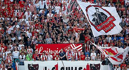 «Πλημμύρισαν» οι δρόμοι στη Λειψία από τους οπαδούς της ομάδας (pics)