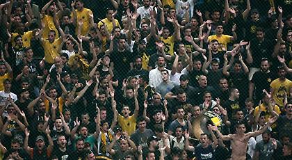 Μηχανοκίνητη πορεία οπαδών της ΑΕΚ έξω από το ΟΑΚΑ