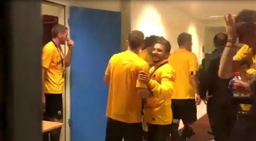 Οι αγκαλιές των παικτών της ΑΕΚ στα αποδυτήρια (video)