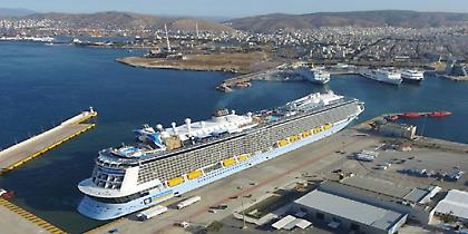 Ενα από τα μεγαλύτερα κρουαζιερόπλοια στον Πειραιά