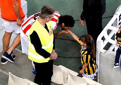 Ο «ιππότης» Τσόρι και η πιτσιρίκα, μας χάρισαν την φωτογραφία της 10ετίας (pic)