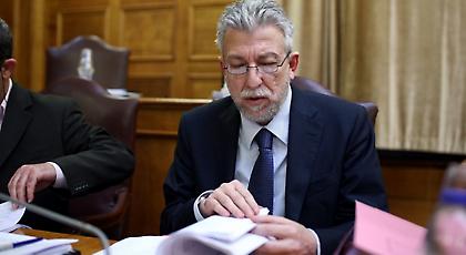 Ο Κοντονής διαβάζει στη Βουλή για τον θρίαμβο της ΑΕΚ (pic)