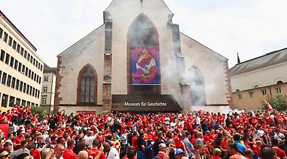 Οι οπαδοί της Λίβερπουλ έχουν κατακλείσει τη Βασιλεία (pics/vid)