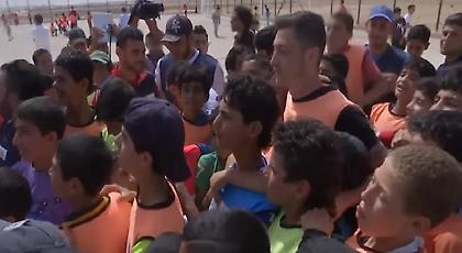 Έδωσε χαρά σε πρόσφυγες ο Εζίλ (video)