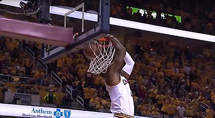 Το απίστευτο κάρφωμα του Λεμπρόν στην κορυφή του Top 5 (video)