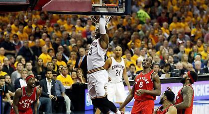 Μπάσιμο με… τέσσερα βήματα ο Λεμπρόν (video)