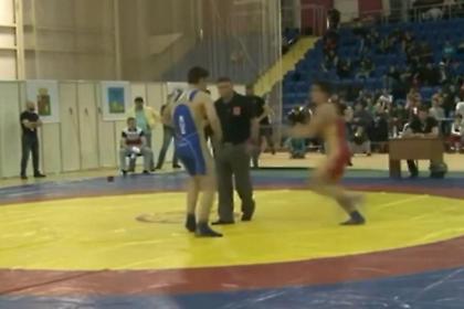 BINTEO-ΣΟΚ: Βγήκε πιστόλι από μπράβο σε αγώνα πάλης!