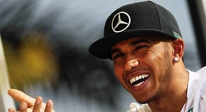 Θέλει να μείνει στη Mercedes και να γράψει ιστορία ο Χάμιλτον!