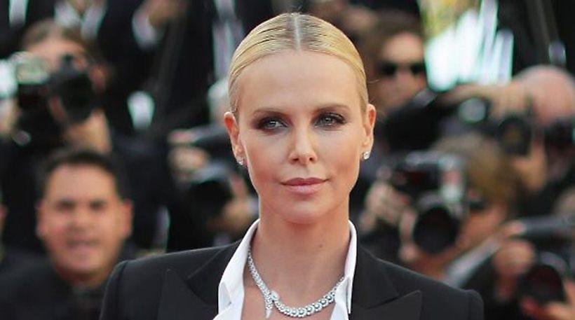 Ολα τα φλας στο ξεκούμπωτο πουκάμισο της Charlize Theron