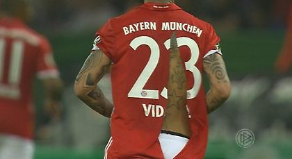 Ο Σωκράτης έσκισε την φανέλα του Βιδάλ! (video)