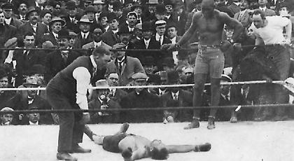 Η πρώτη γροθιά στον ρατσισμό! Κυριολεκτικά…