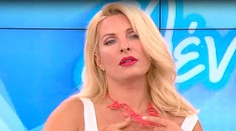 Η Ελένη Μενεγάκη απλώνει κρέμα στο... μπούστο της on air (video)