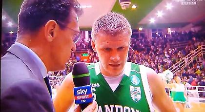 Κόλλησε η… βελόνα σε Ιταλό δημοσιογράφο (video)