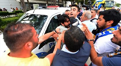 Οπαδοί της Φενέρ την «έπεσαν» σε φίλο της Γαλατά λόγω… κασκόλ! (pics)