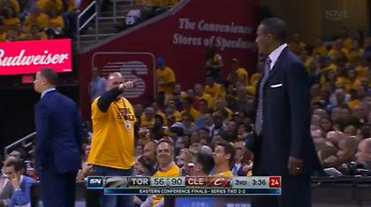 Ο τσαμπουκάς οπαδού των Καβαλίερς με τον προπονητή των Ράπτορς (video)