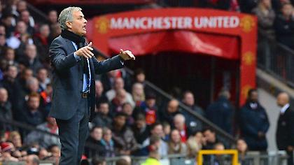 To βίντεο αφιέρωμα της Γιουνάιτεντ για Μουρίνιο, τον δείχνει να γκρινιάζει στο «Όλντ Τράφορντ»