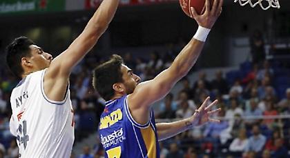 Έριξε αγκωνιά και αποβλήθηκε ο Αγιόν! (video)