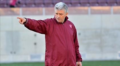 Ανανεώνει με ΑΕΛ ο Τσιώλης