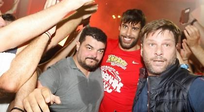 Ο πρόεδρος της Παναχαϊκής στους πανηγυρισμούς του Ολυμπιακού στο ΣΕΦ (pics)