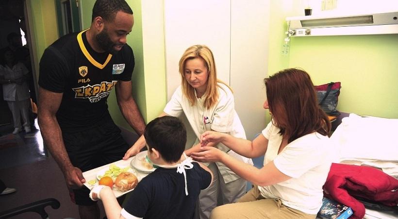 Η επίσκεψη της ΑΕΚ στο νοσοκομείο Παίδων (video)