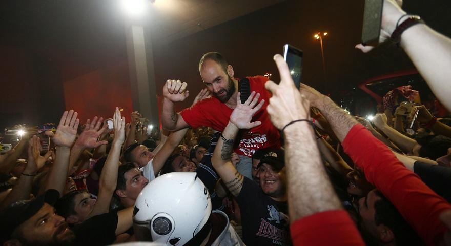 Ο Σπανούλης στα χέρια του κόσμου (video)