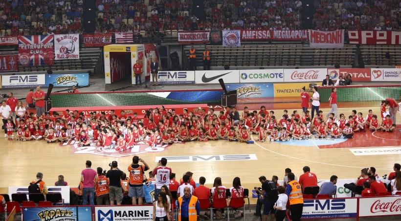 Ο μικρός Πέτρος που τραγούδησε τον ύμνο του Ολυμπιακού (video)