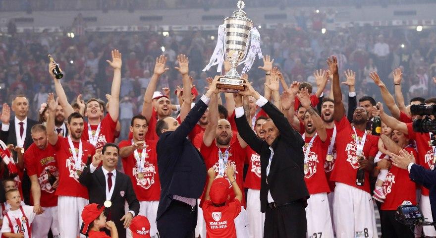 Έτσι σήκωσε την κούπα ο Ολυμπιακός! (video)