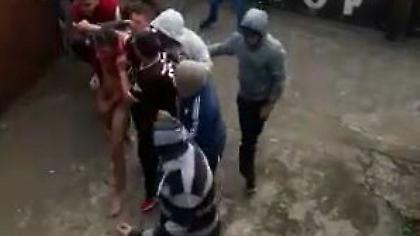 Έγδυσαν οπαδό αντίπαλης ομάδας και τον πέταξαν έξω απ’ το γήπεδο (video)