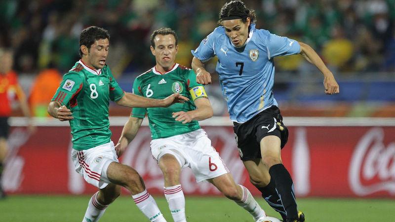 Μεξικανοί οπαδοί πέταξαν αντικείμενα στους παίκτες της Ουρουγουάης (video)