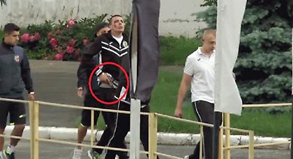 Διευθυντής ομάδας κρατούσε όπλο σε ποδοσφαιρικό αγώνα! (video)
