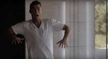 Ο Ρονάλντο αλλάζει θέσεις με έναν φίλαθλο σε νέα διαφήμιση (video)