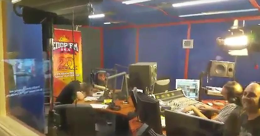 Τρελό γέλιο έξω από το στούντιο του ΣΠΟΡ FM την ώρα του Fight Club (video)