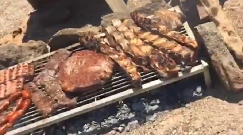 Γενέθλια με μπάρμπεκιου στην παραλία ο Τσόρι (video)